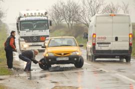 Şoferii bihoreni, sătui de gropi: Şi drumul de Marghita e într-o stare jalnică! (VIDEO)